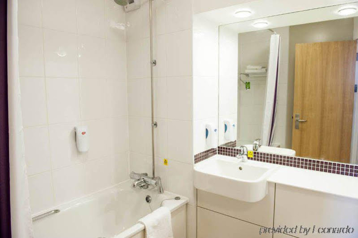 Premier Inn Bristol Cribbs Causeway M5,J17