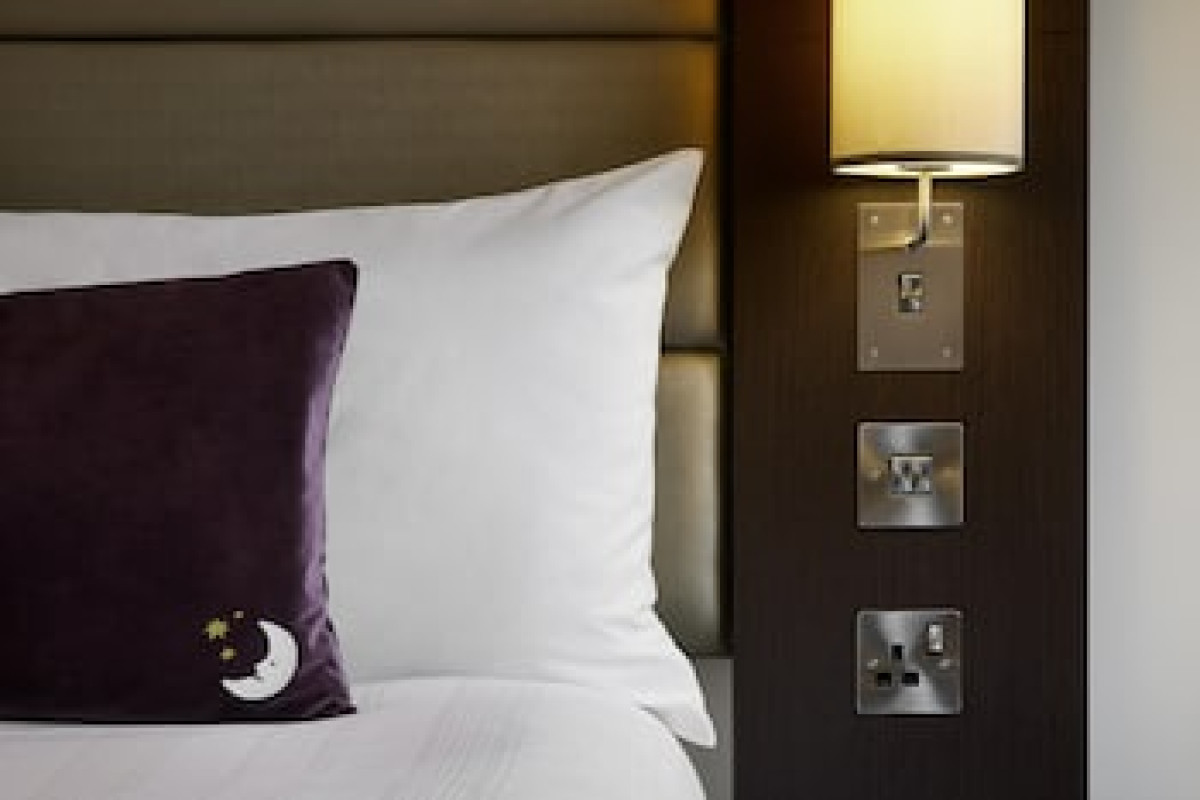 PREMIER INN EDINBURGH CITY CENTRE (WAVERLEY) HOTEL