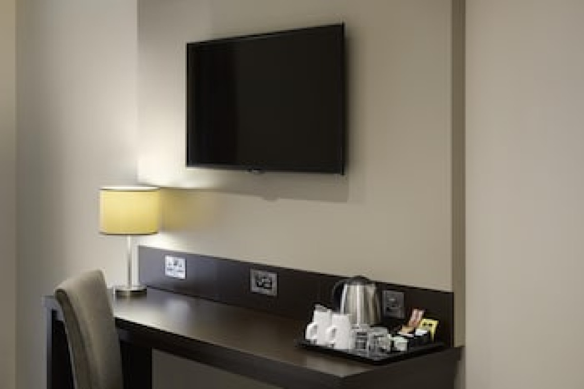 PREMIER INN EDINBURGH CITY CENTRE (WAVERLEY) HOTEL