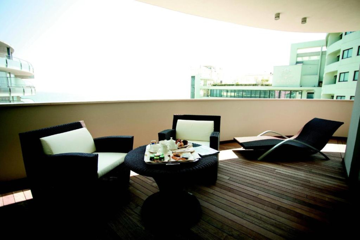 PREMIER SUITES