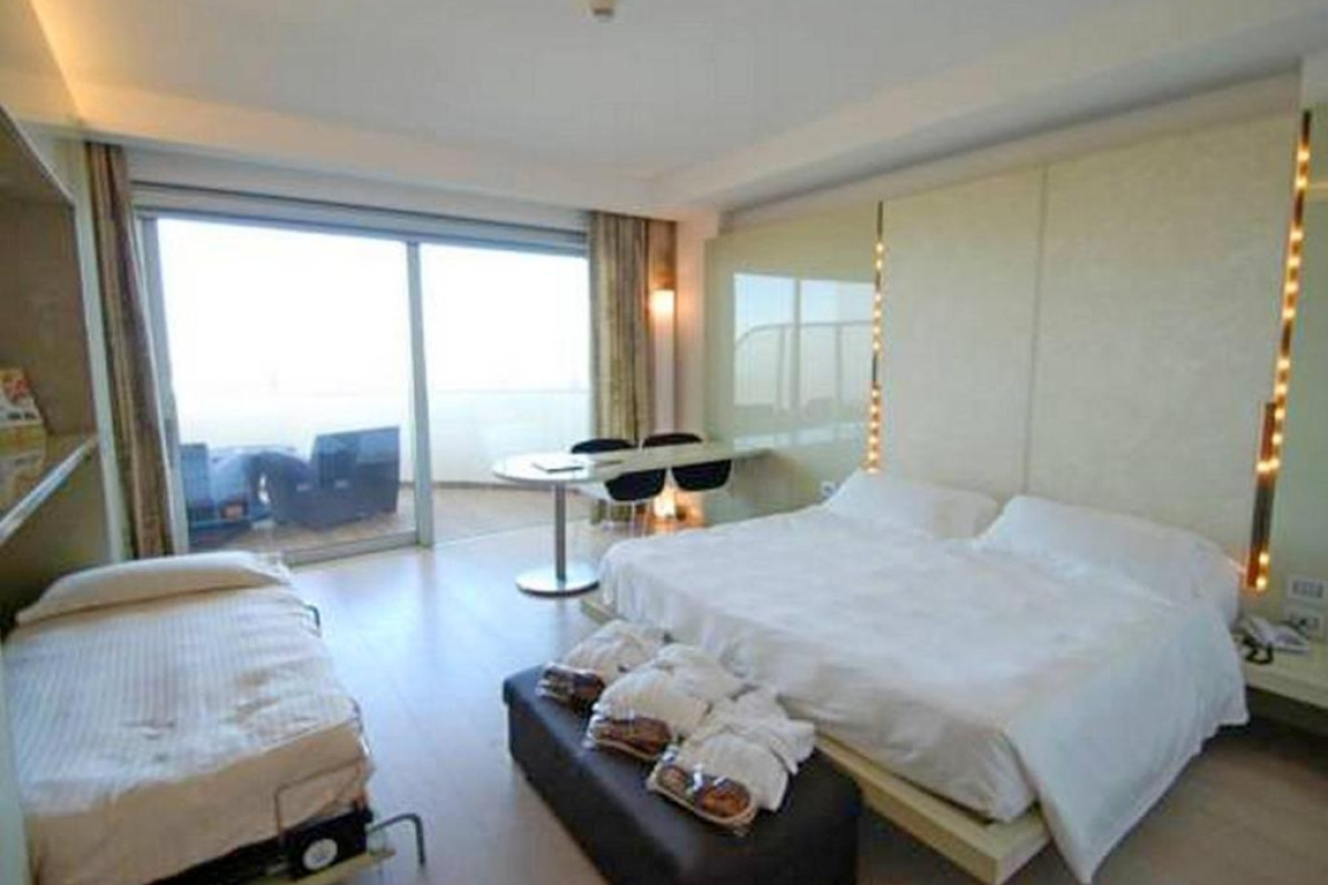 PREMIER SUITES