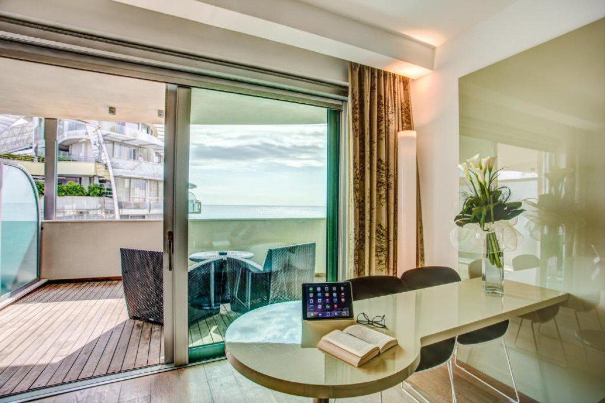 PREMIER SUITES