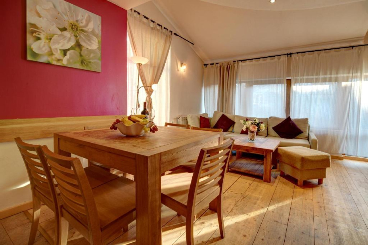 REDENKA HOLIDAY CLUB