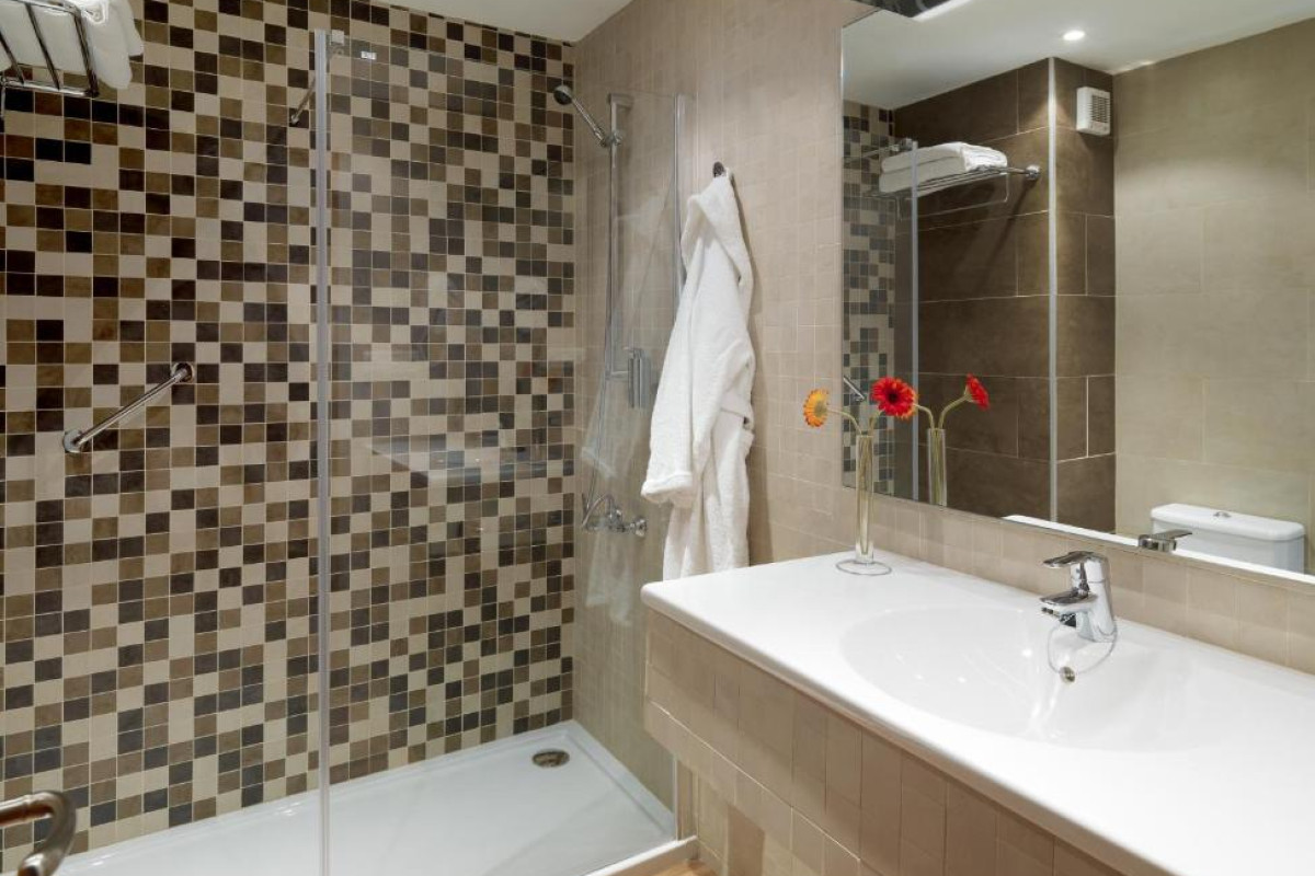 REGENCY TORVISCAS APARTMENTS  SUITES