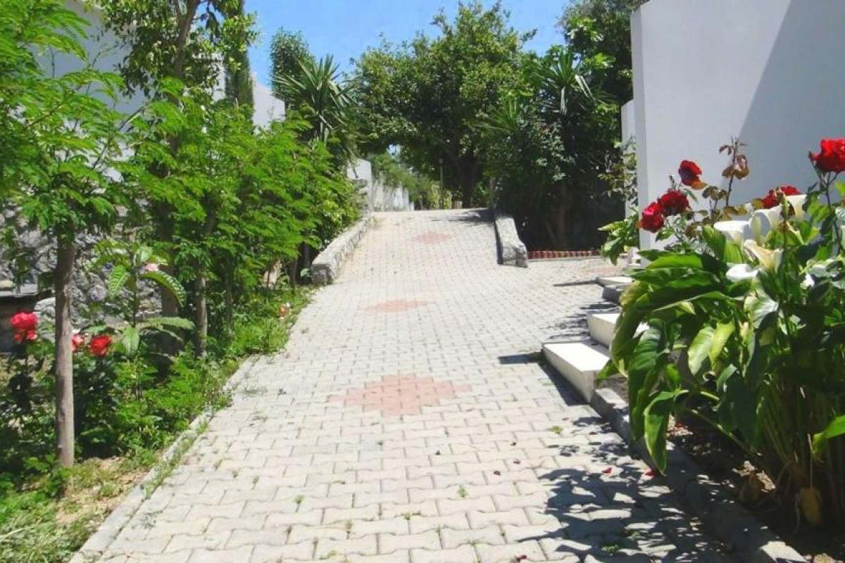 ROSE GARDENS HOLIDAY VILLAGE