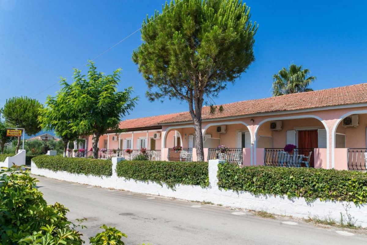 ROUSSAS STUDIOS AND APARTMENTS