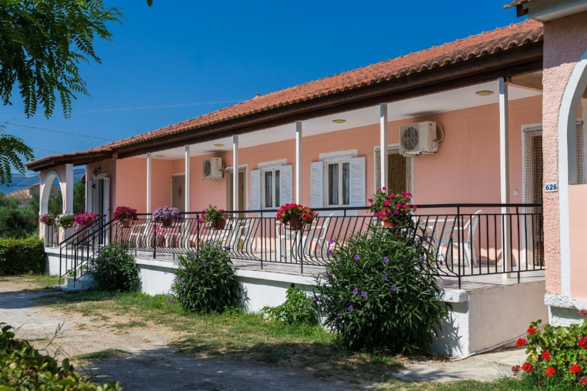 ROUSSAS STUDIOS AND APARTMENTS