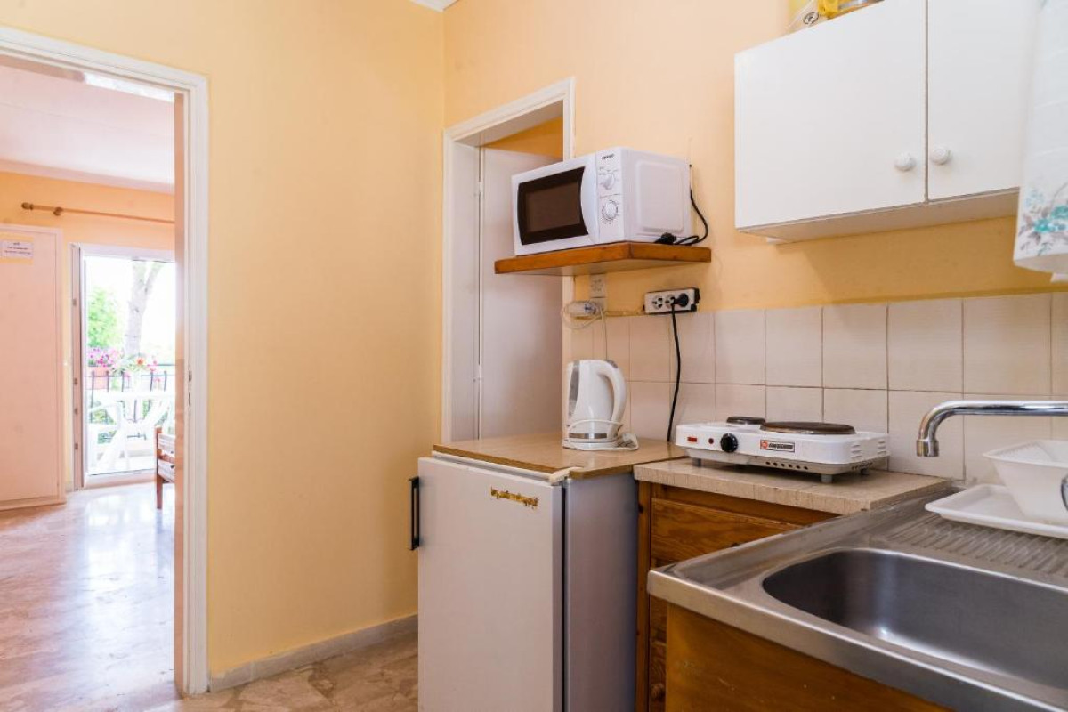 ROUSSAS STUDIOS AND APARTMENTS