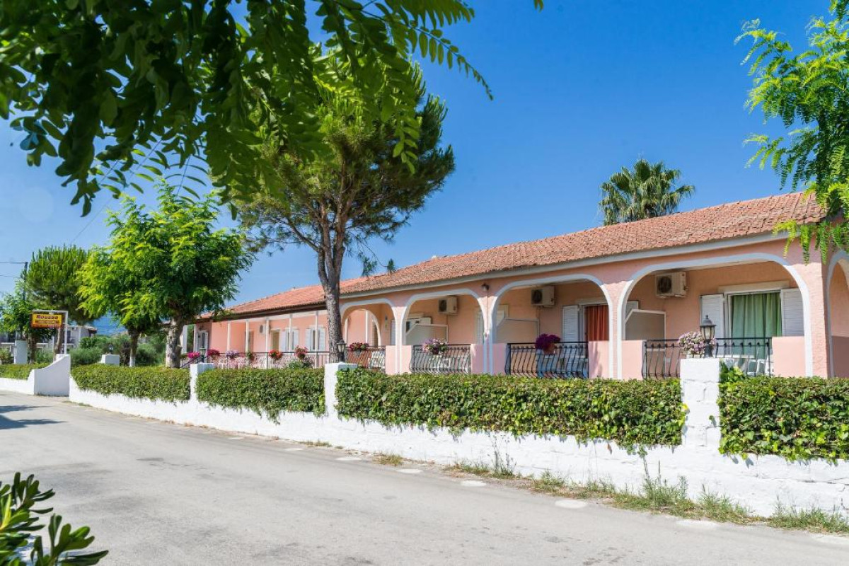 ROUSSAS STUDIOS AND APARTMENTS
