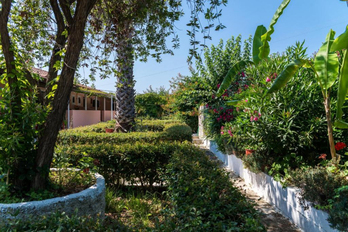 ROUSSAS STUDIOS AND APARTMENTS