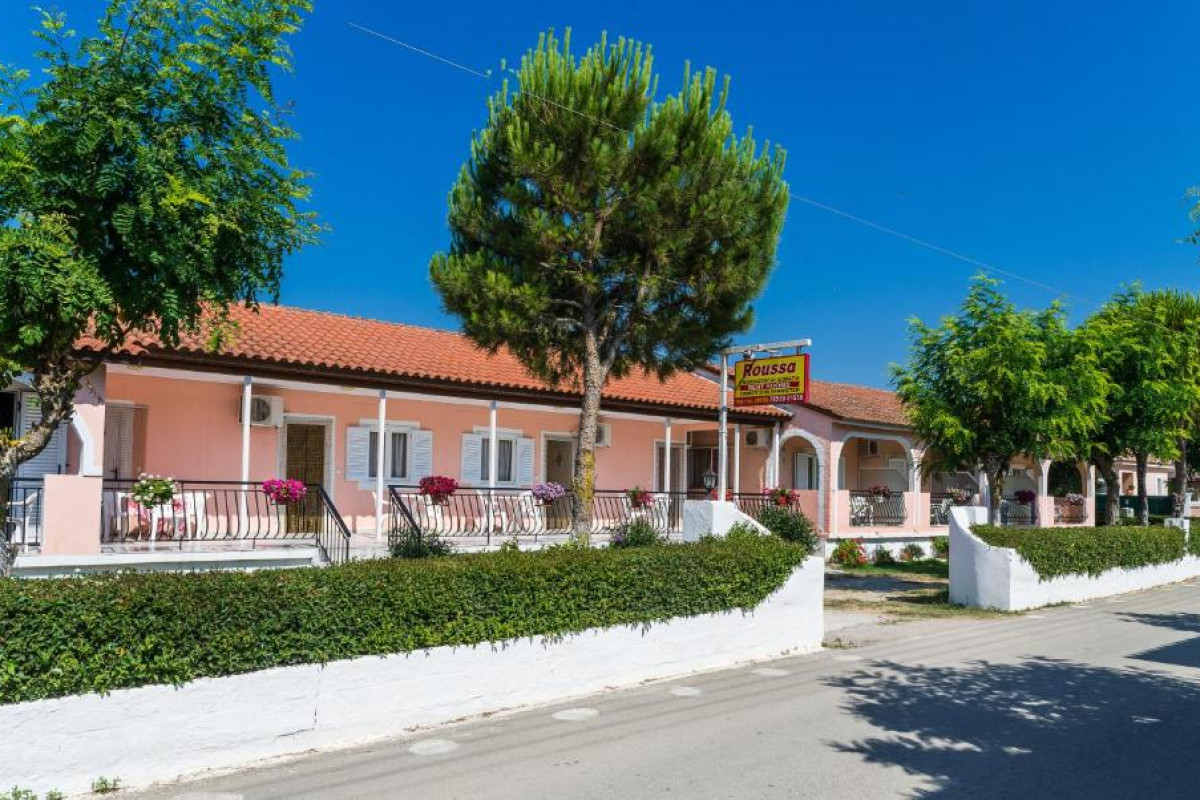 ROUSSAS STUDIOS AND APARTMENTS