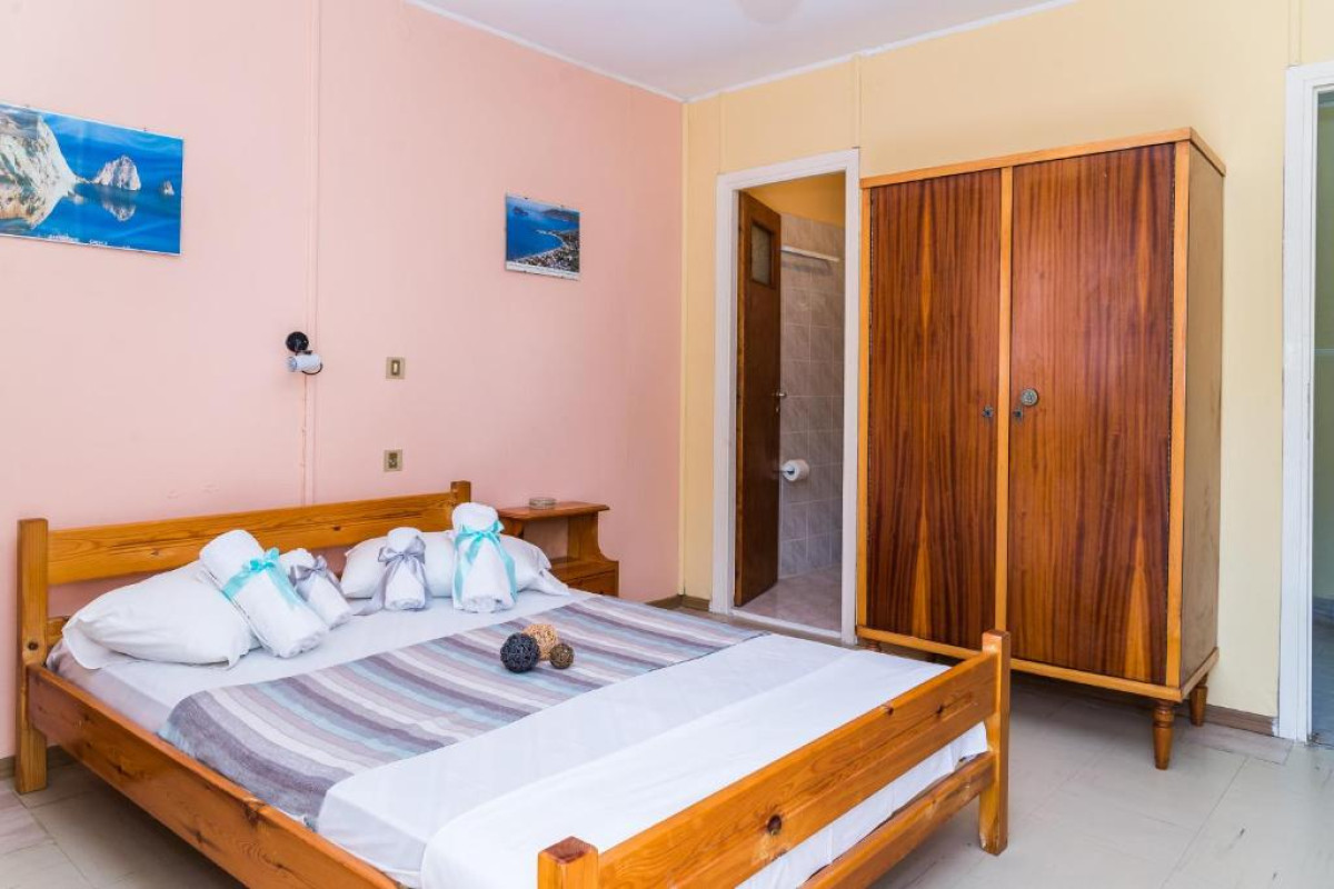 ROUSSAS STUDIOS AND APARTMENTS