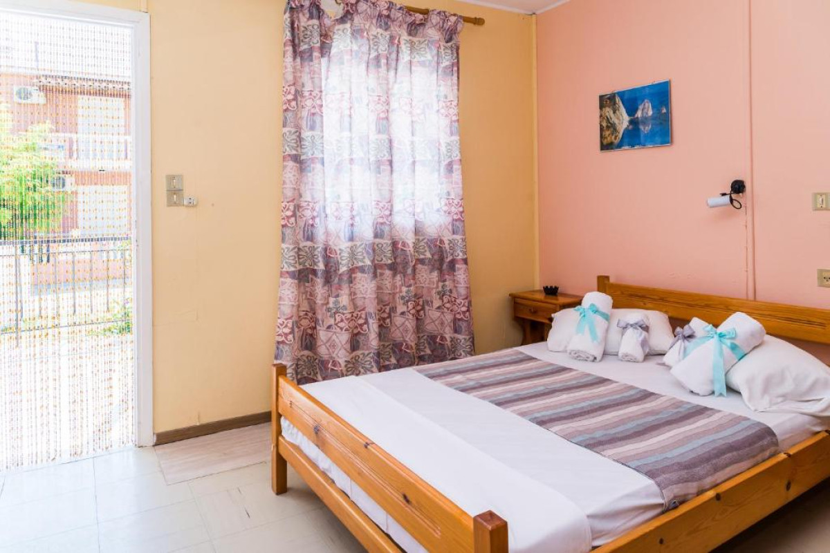 ROUSSAS STUDIOS AND APARTMENTS