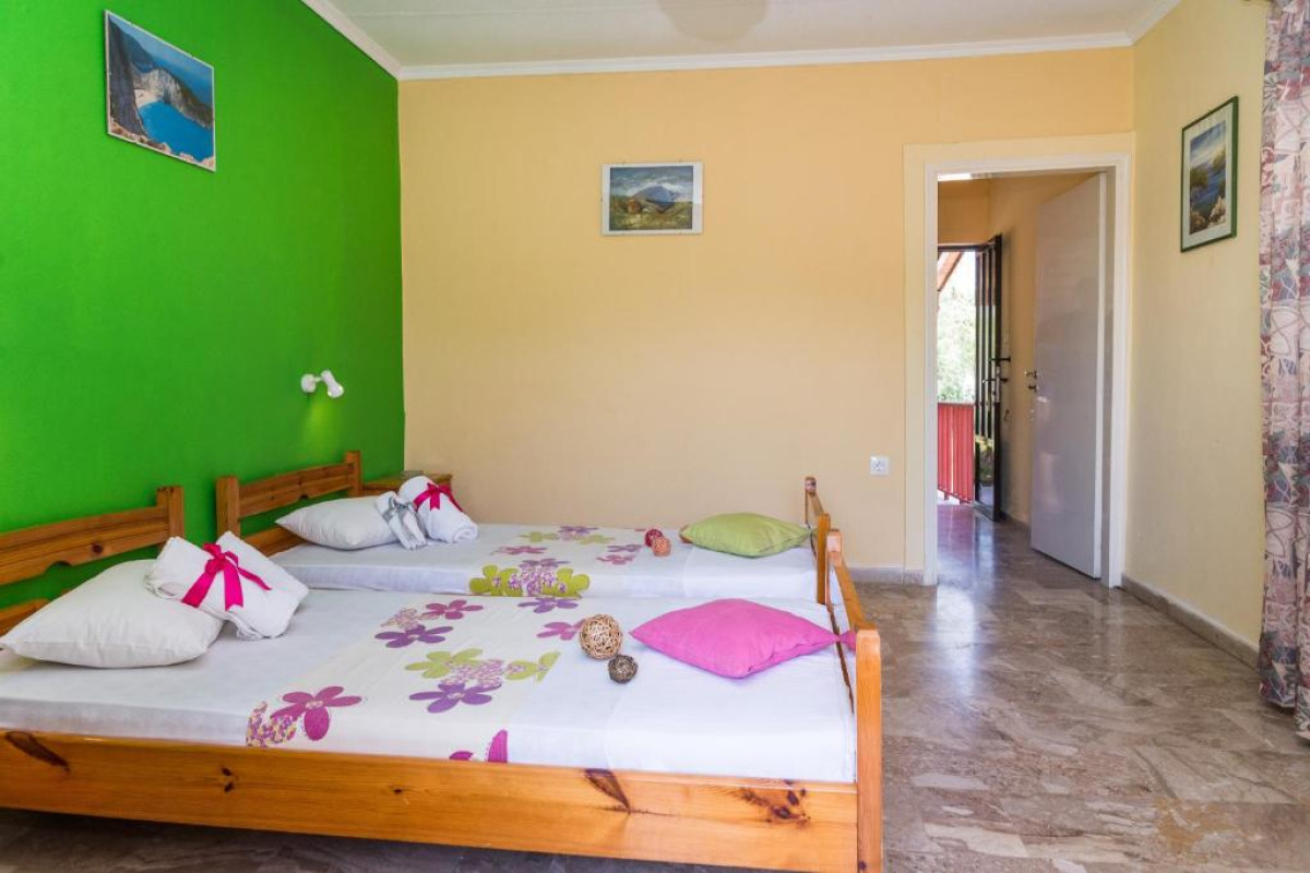 ROUSSAS STUDIOS AND APARTMENTS
