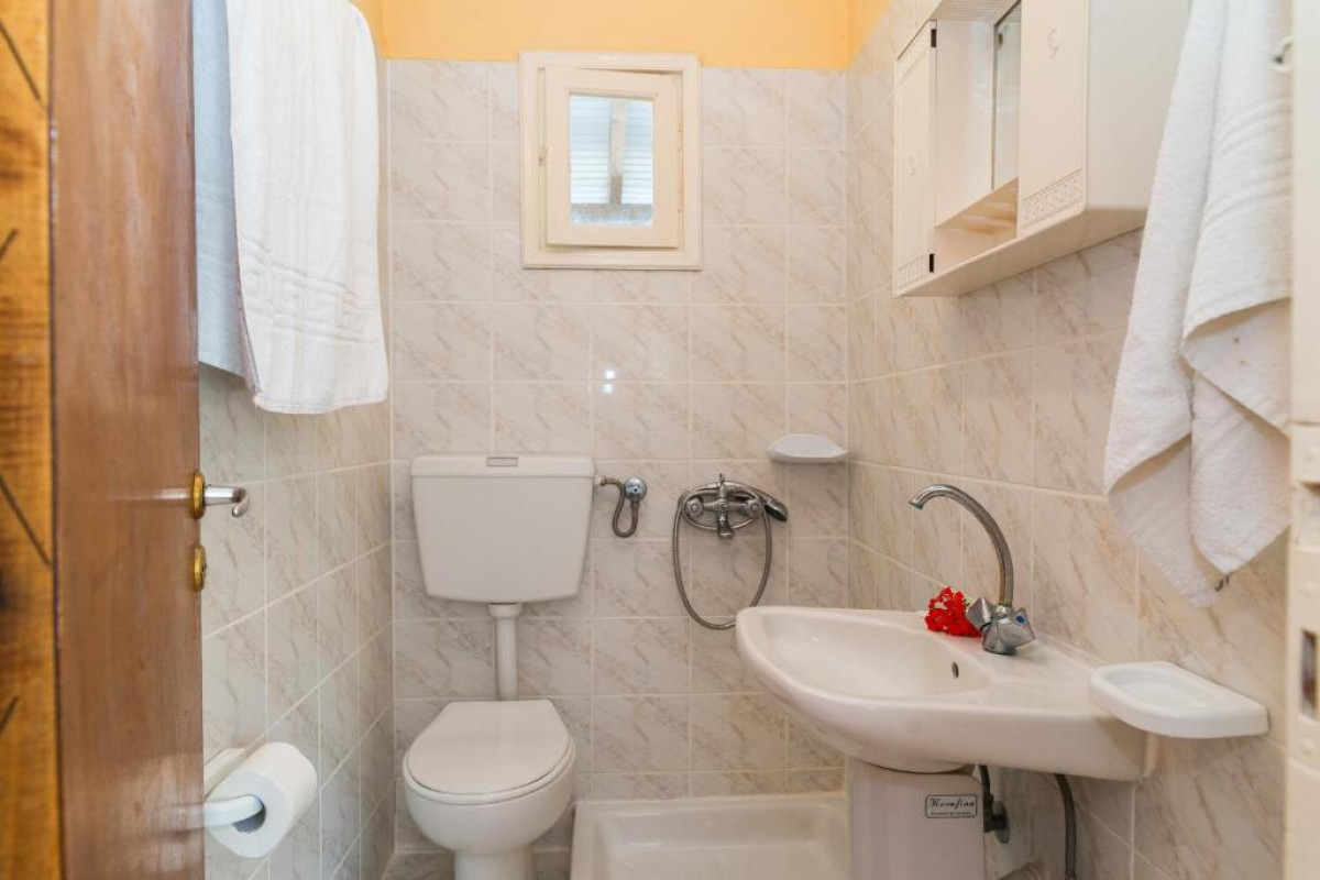 ROUSSAS STUDIOS AND APARTMENTS