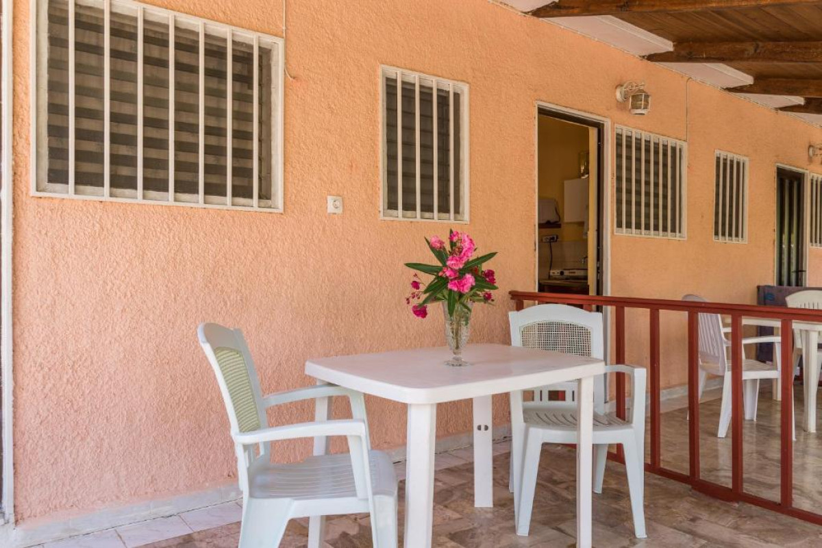 ROUSSAS STUDIOS AND APARTMENTS
