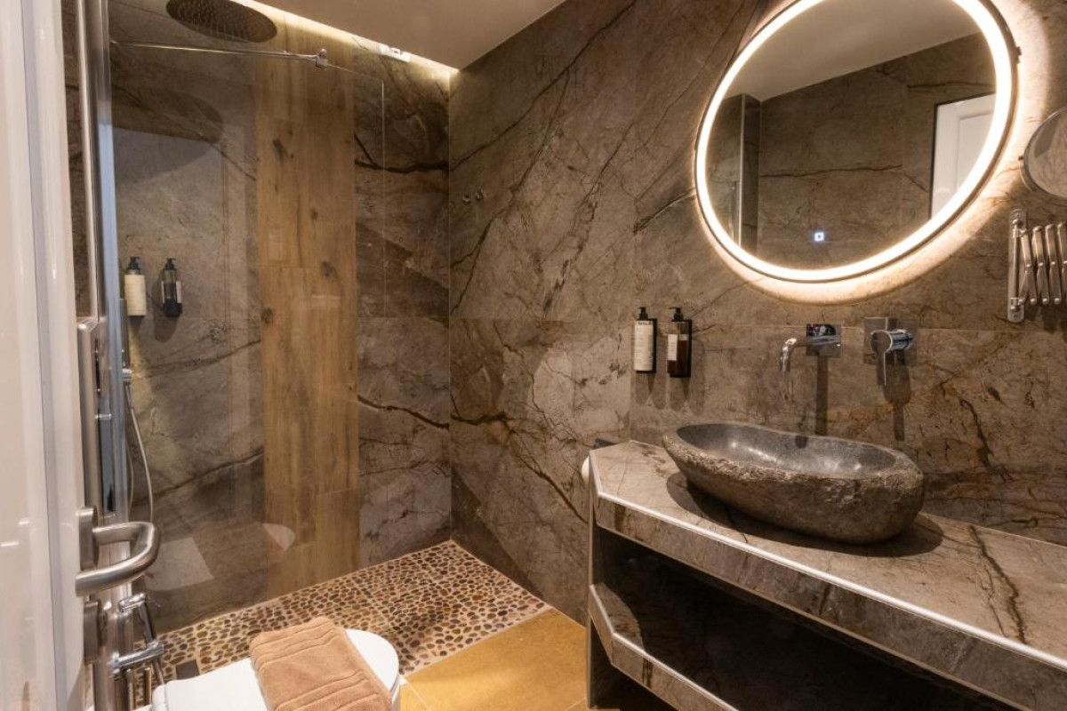 Royal Hotel & Suites