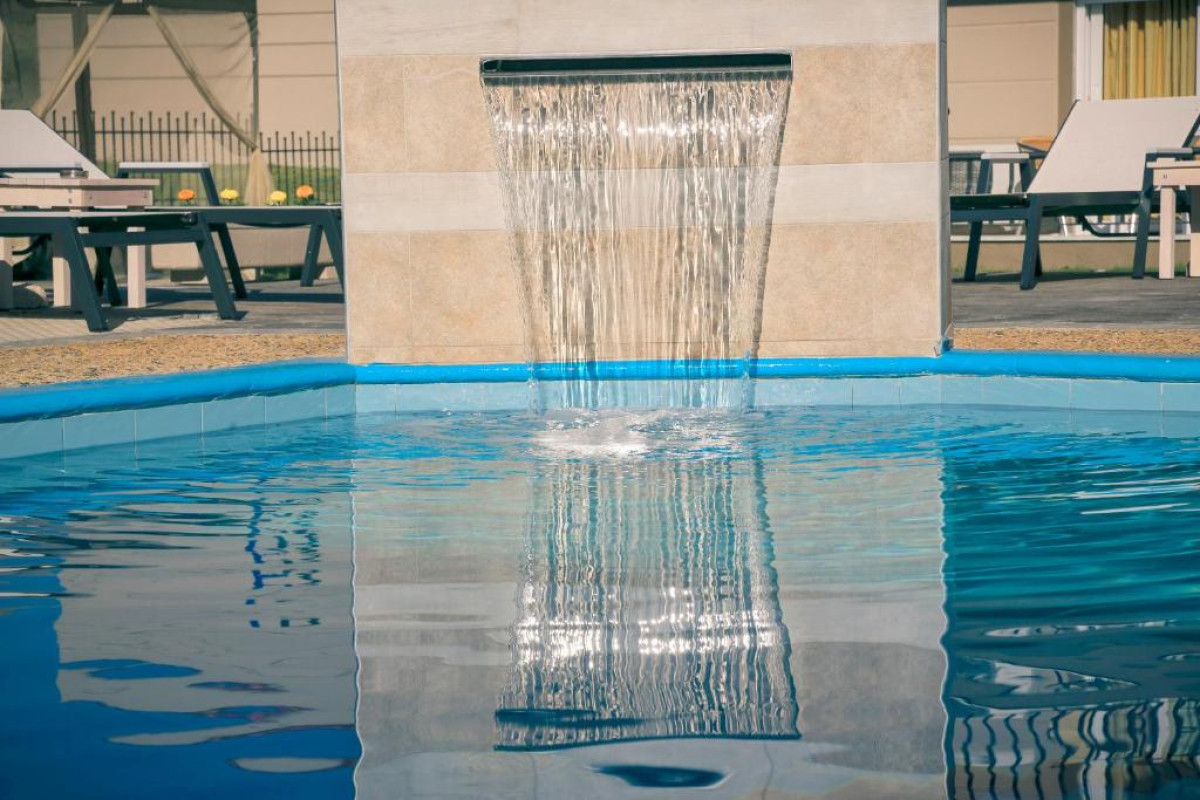 Royal Hotel & Suites