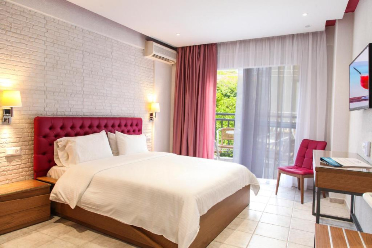 Royal Hotel & Suites