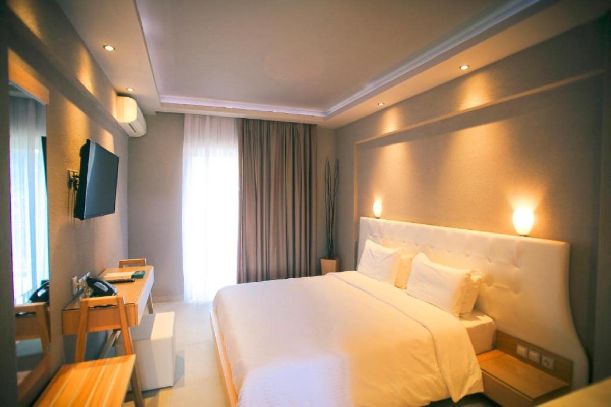 Royal Hotel & Suites