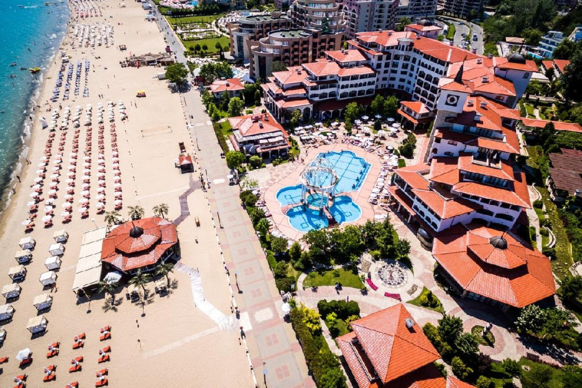 Royal Palace HELENA SANDS