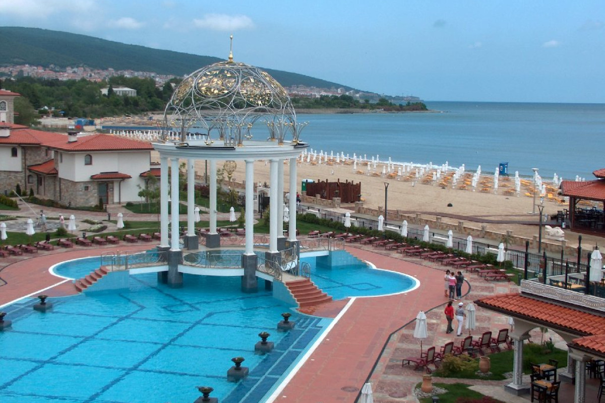 Royal Palace HELENA SANDS