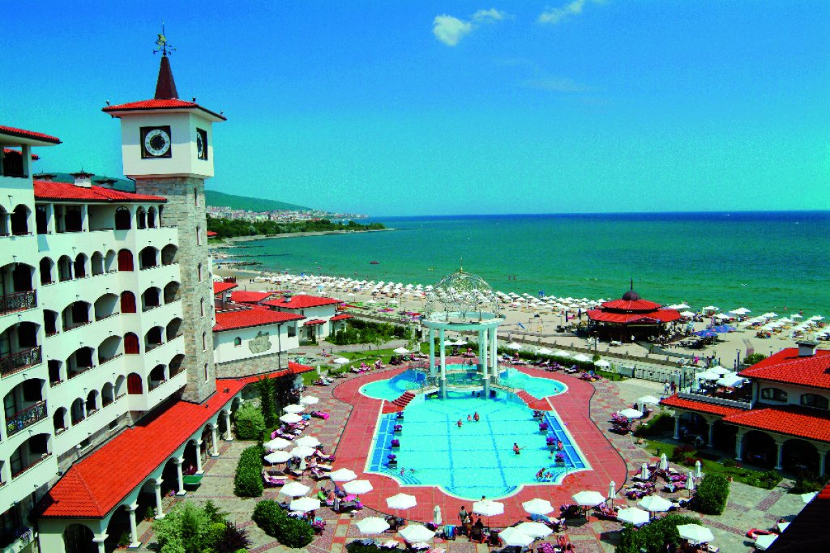 Royal Palace HELENA SANDS