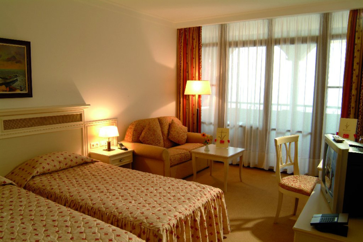 Royal Palace HELENA SANDS