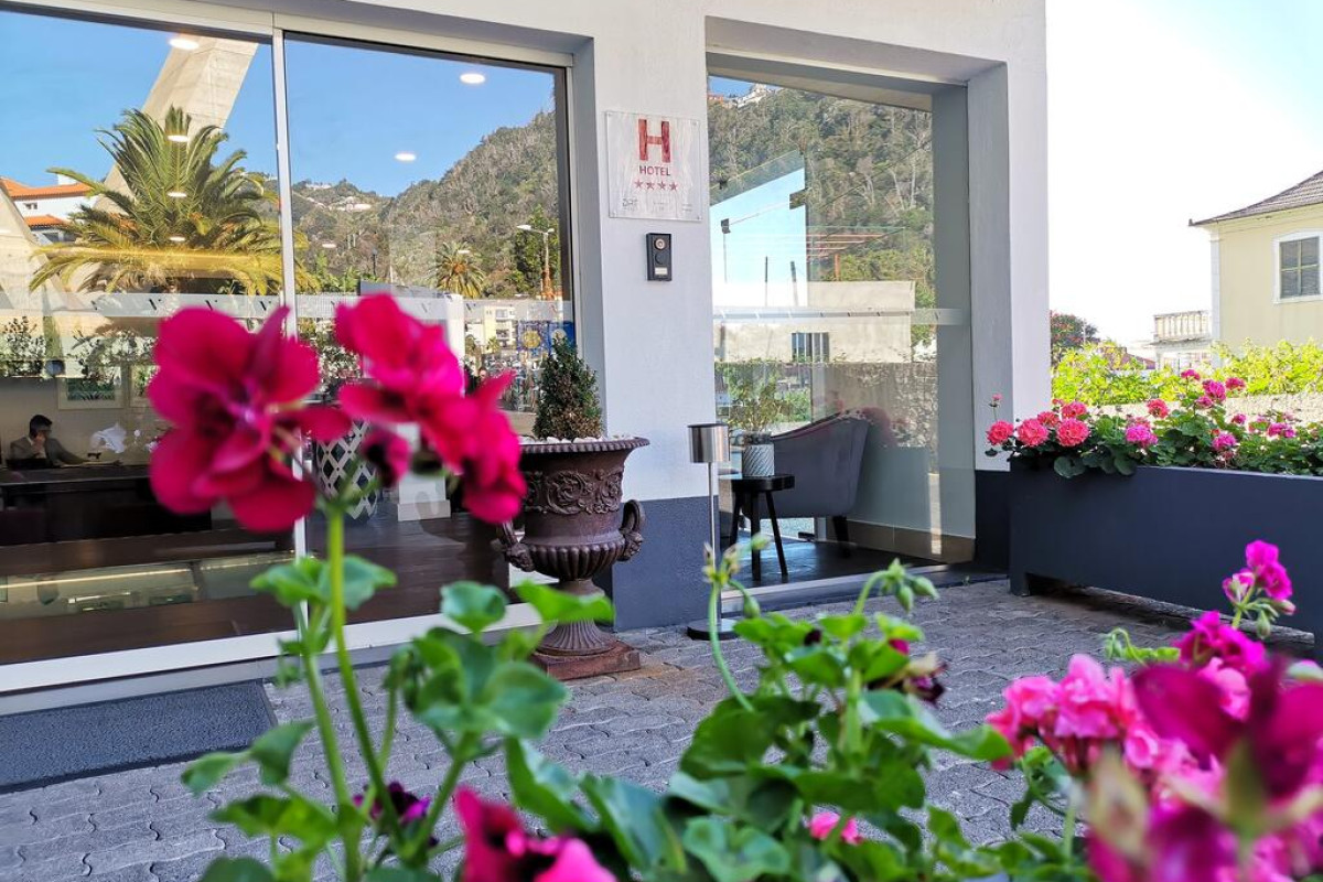 Santa Cruz Village Hotel