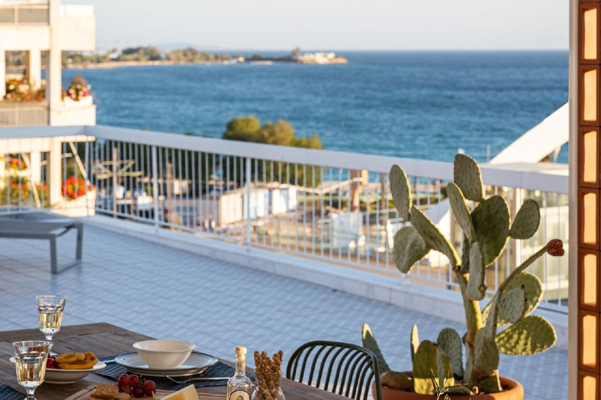 Sea View Beach Penthouse – Athens Coast