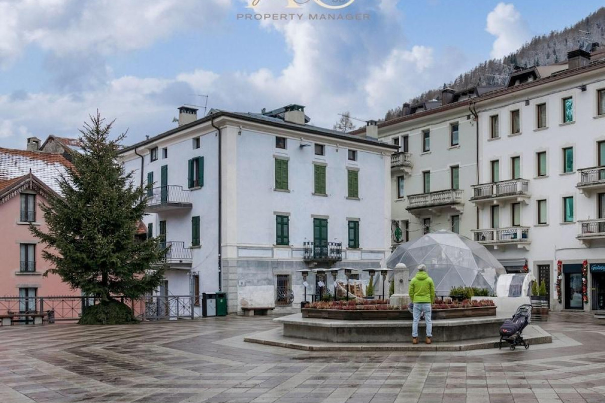 Square Apartment In Ponte Di Legno