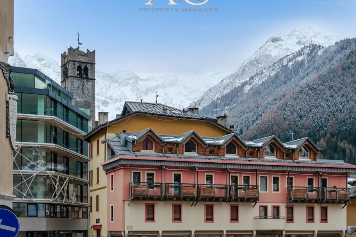 Square Apartment In Ponte Di Legno