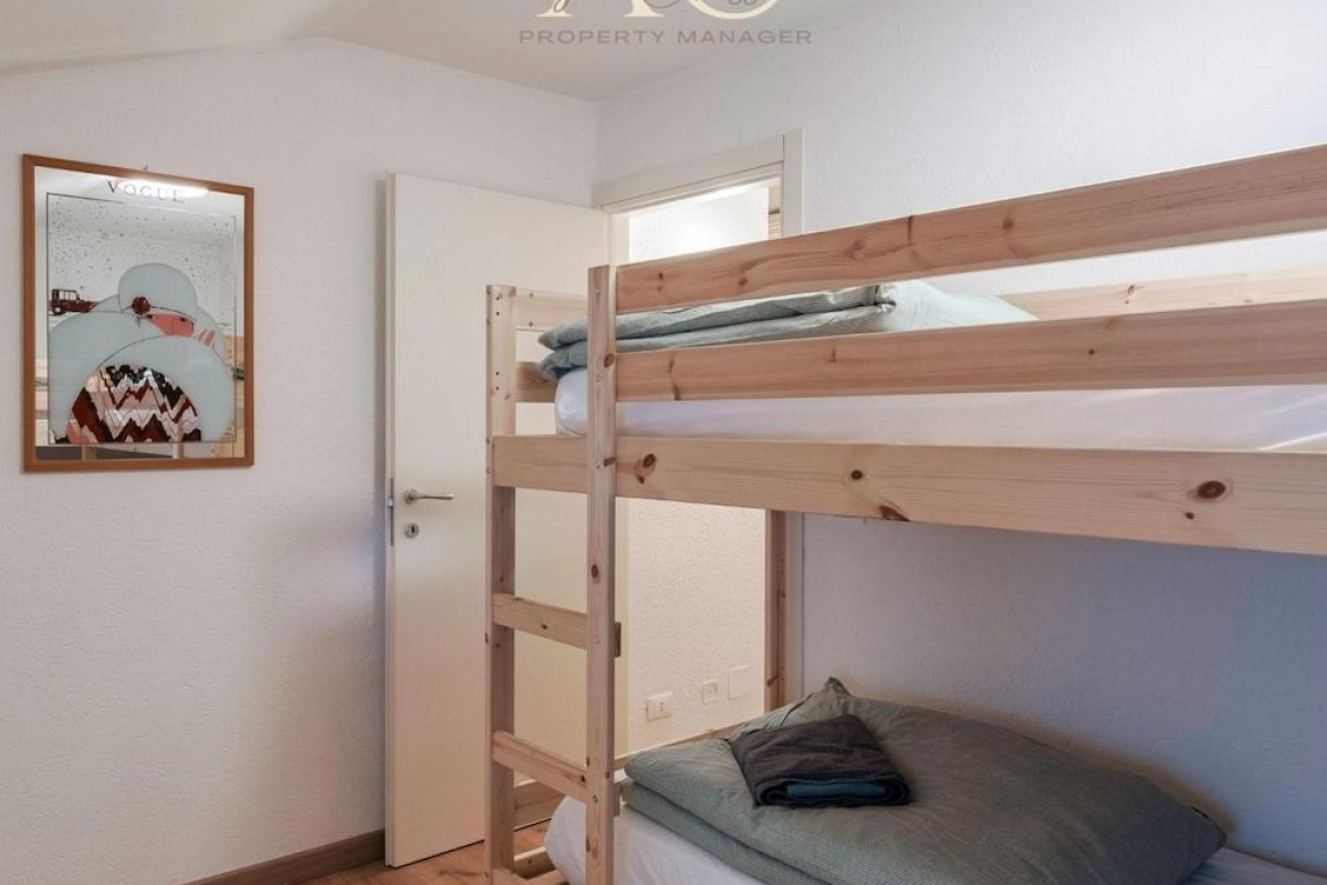 Square Apartment In Ponte Di Legno