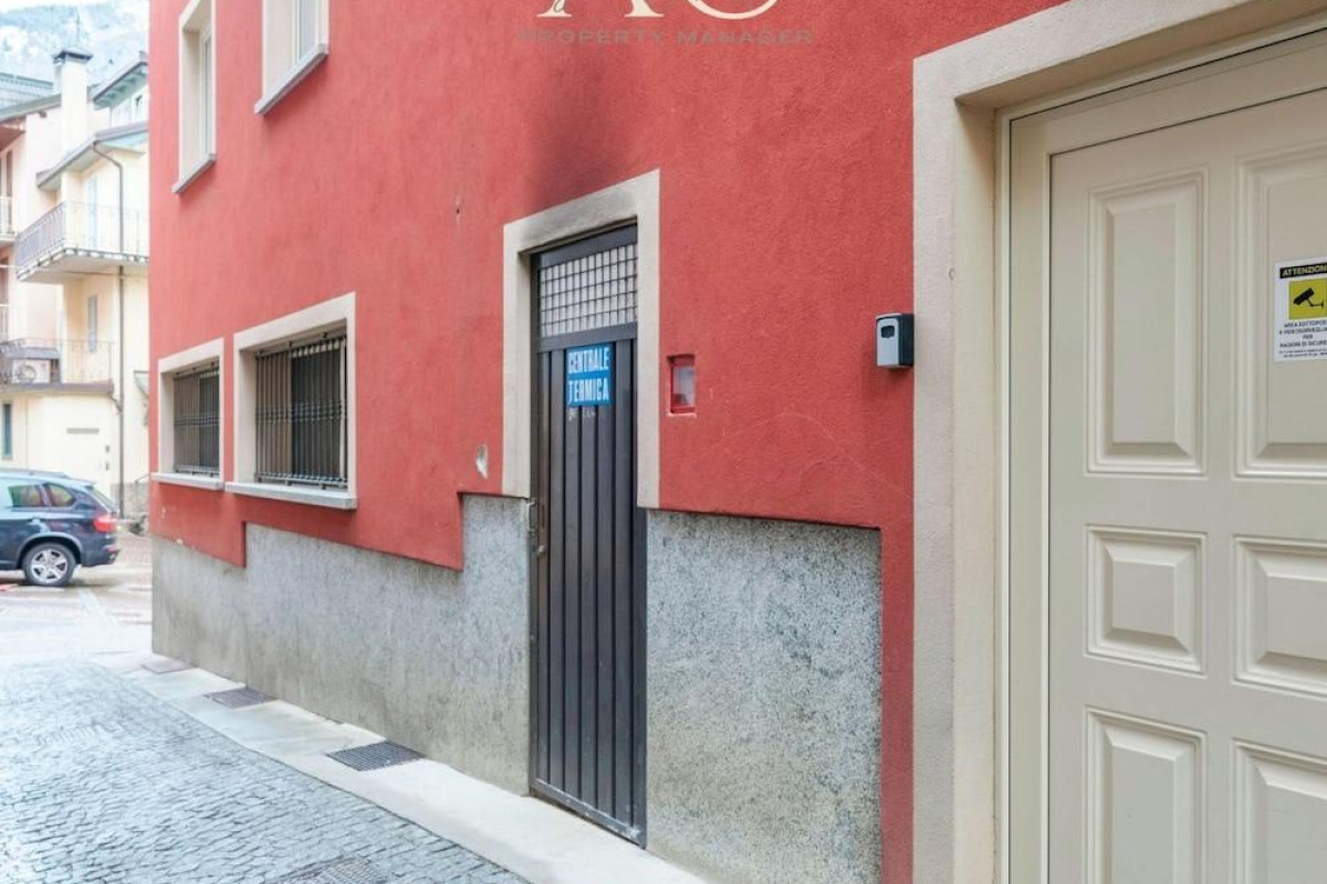 Square Apartment In Ponte Di Legno