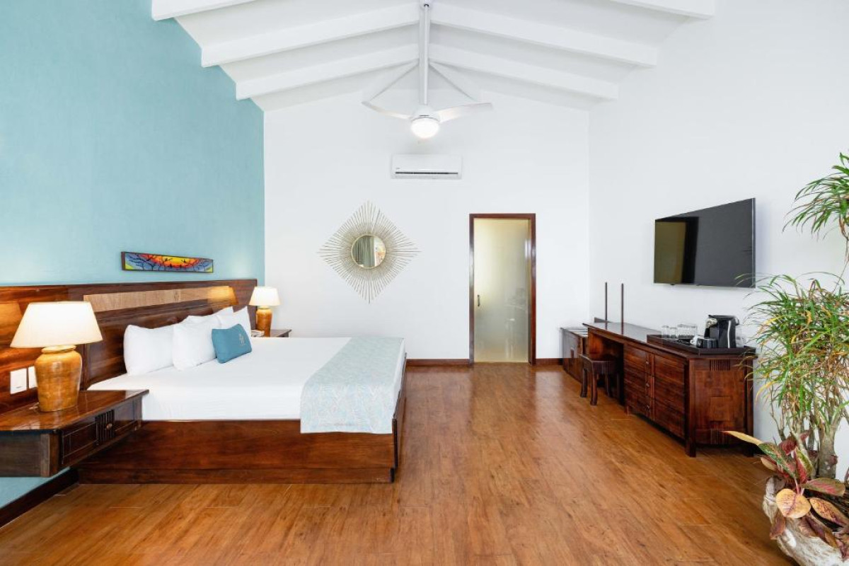 Tamarindo Diria Beach Resort