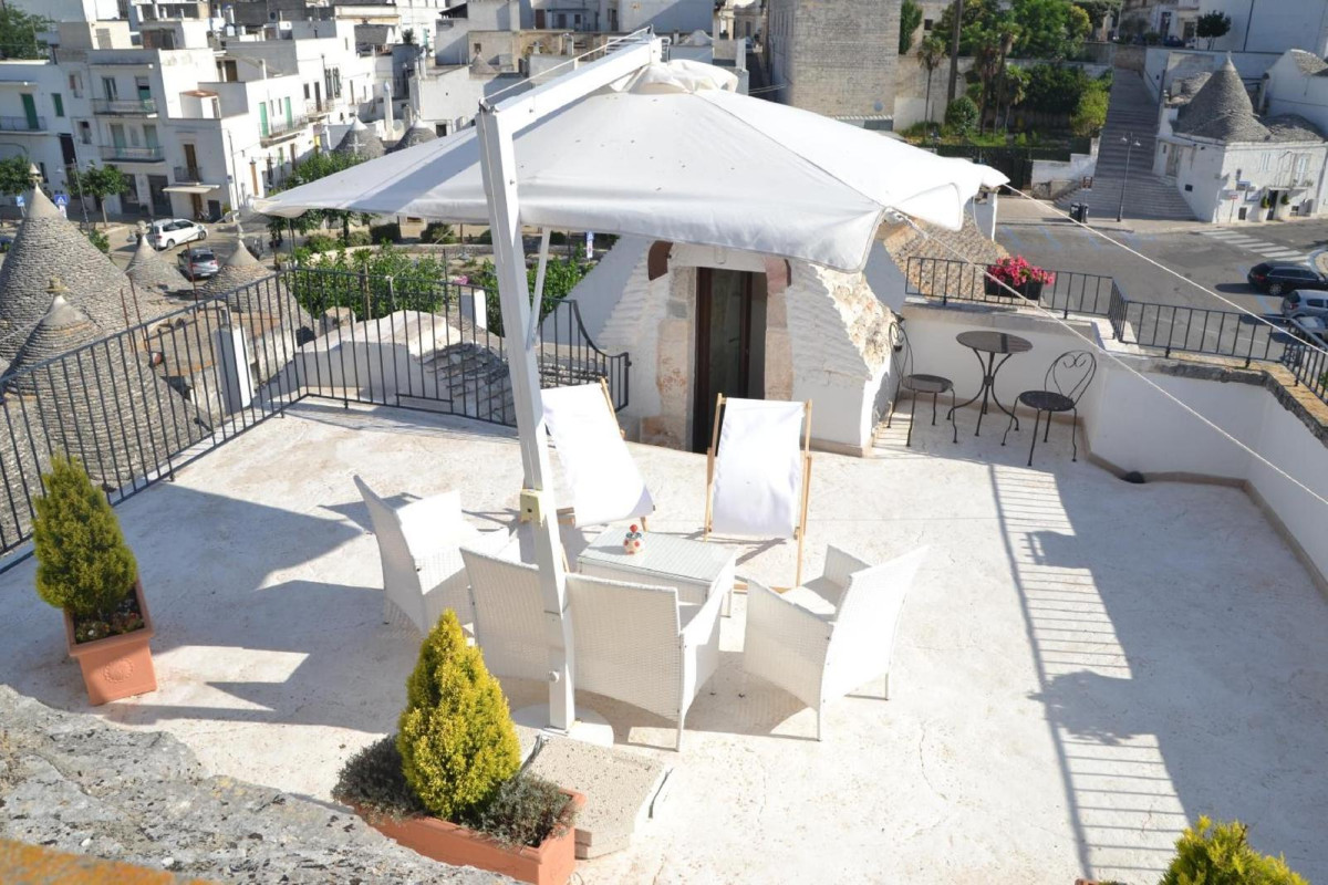 TERRAZZA SUI TRULLI (BARI PROVINCE, 56 KM FROM BARI CITY)