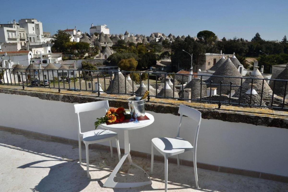 TERRAZZA SUI TRULLI (BARI PROVINCE, 56 KM FROM BARI CITY)