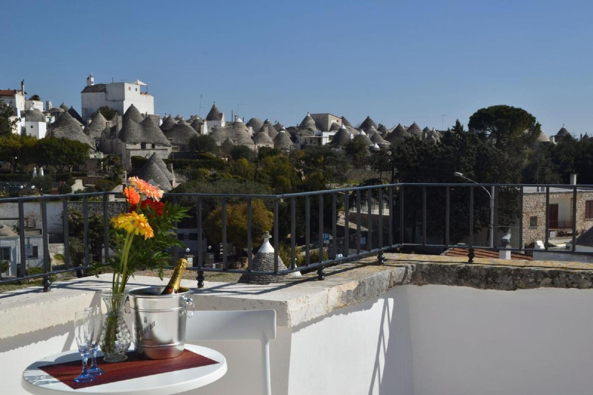 TERRAZZA SUI TRULLI (BARI PROVINCE, 56 KM FROM BARI CITY)