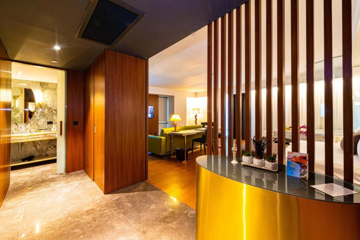 THE CRATON HOTEL