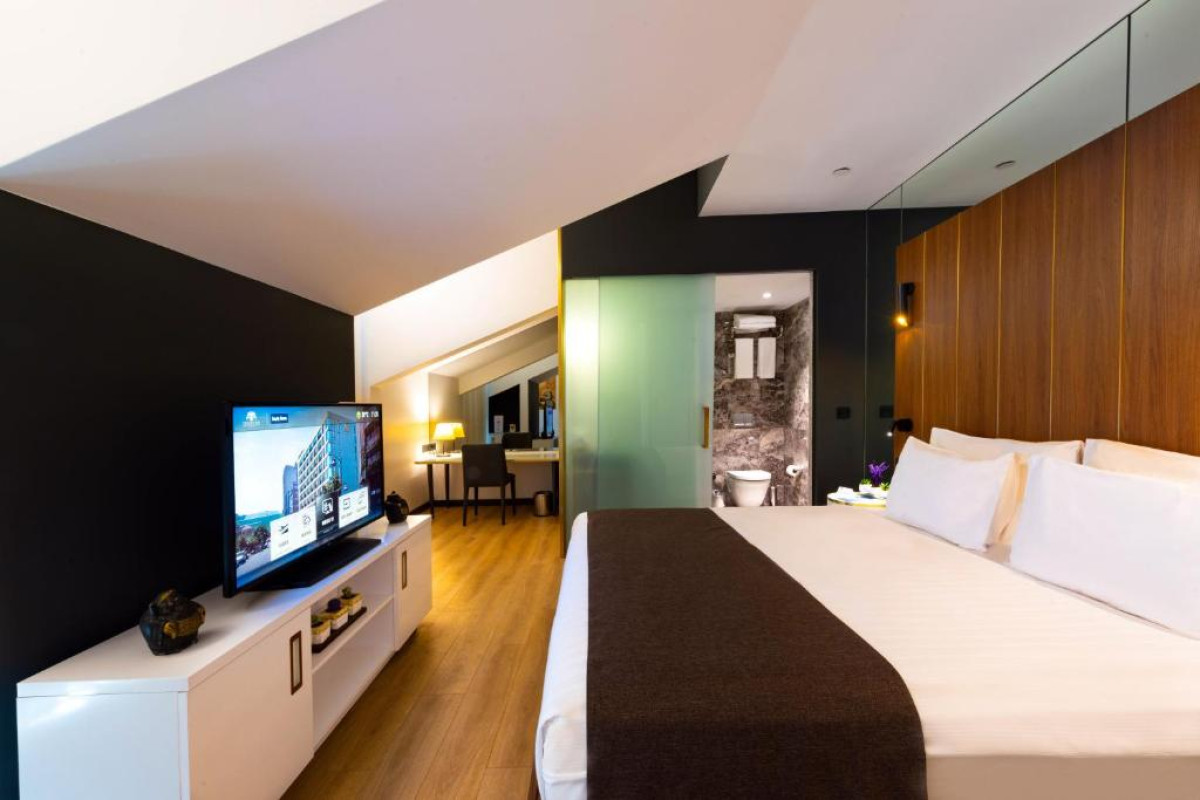 THE CRATON HOTEL