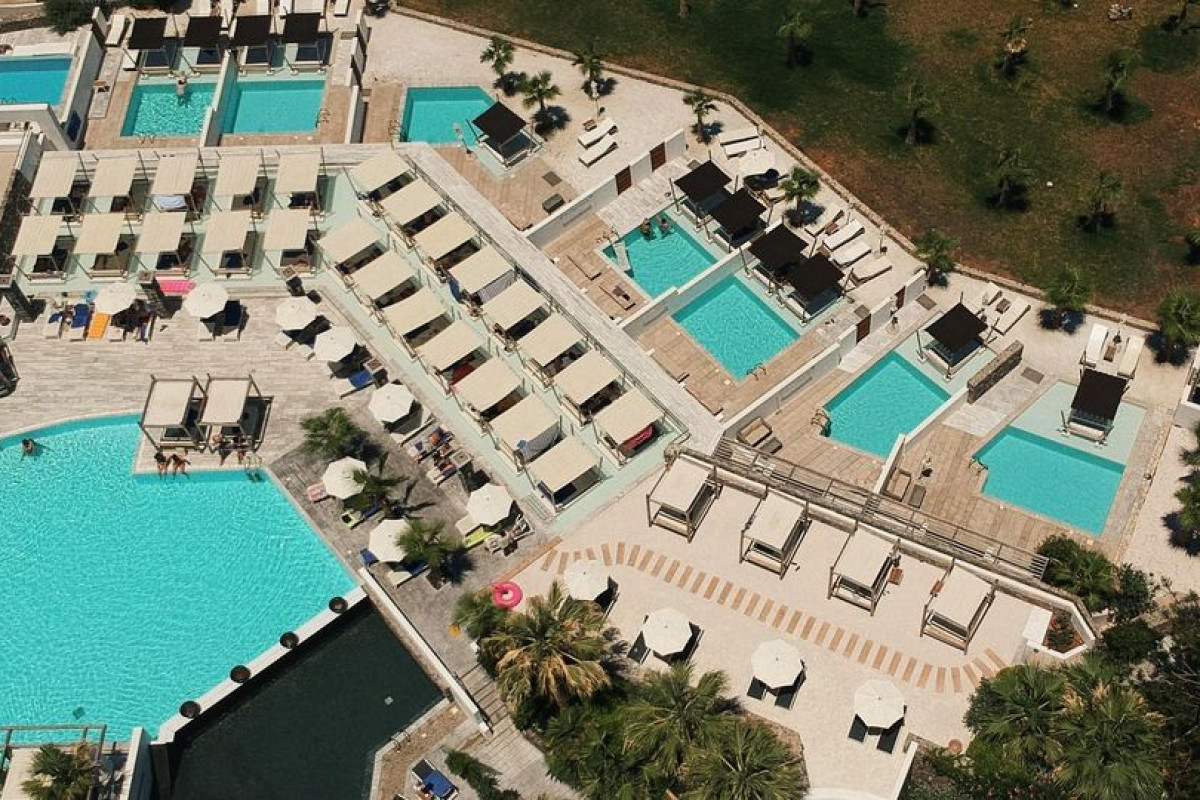 The Island Hotel, Adults 16+ hotel