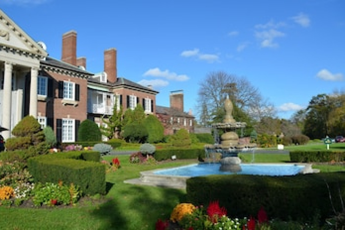 THE MANSION AT GLEN COVE