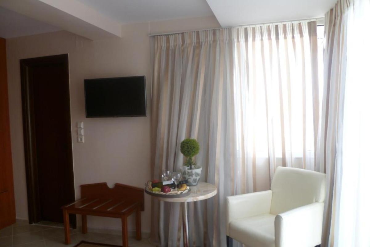 Triton Hotel Piraeus