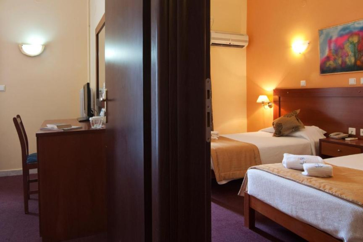 Triton Hotel Piraeus