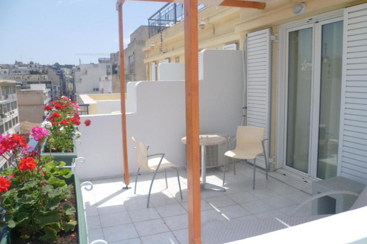 Triton Hotel Piraeus