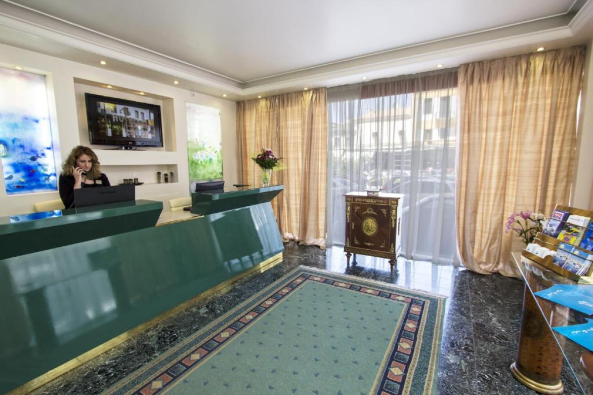 Triton Hotel Piraeus
