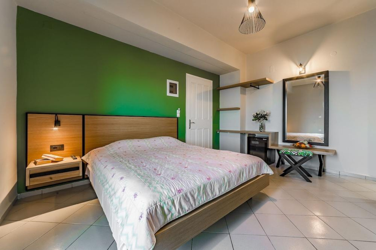 Tropical Hotel B