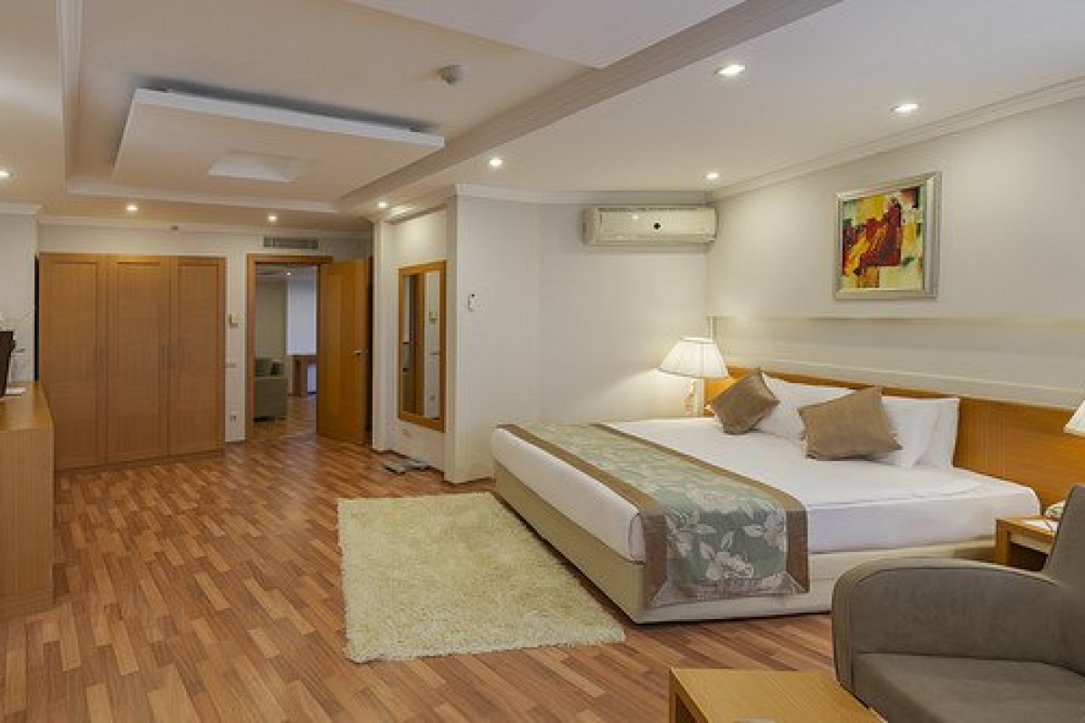 CRYSTAL ADMIRAL RESORT SUITES AND SPA