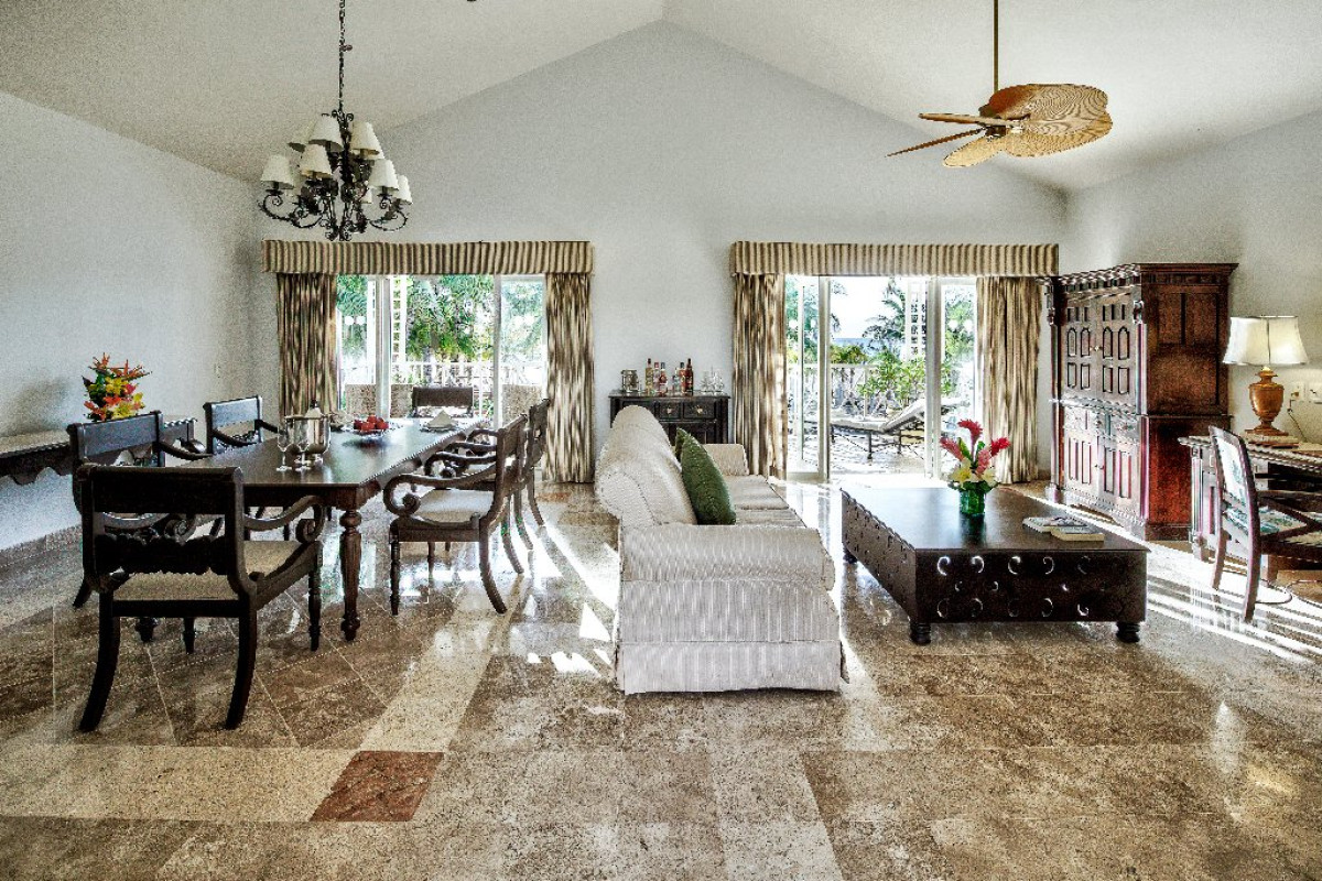 Royal Hideaway Playacar