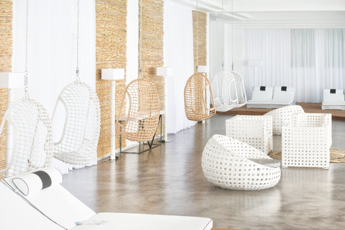 Mr and Mrs White Crete Boutique Lounge (K)